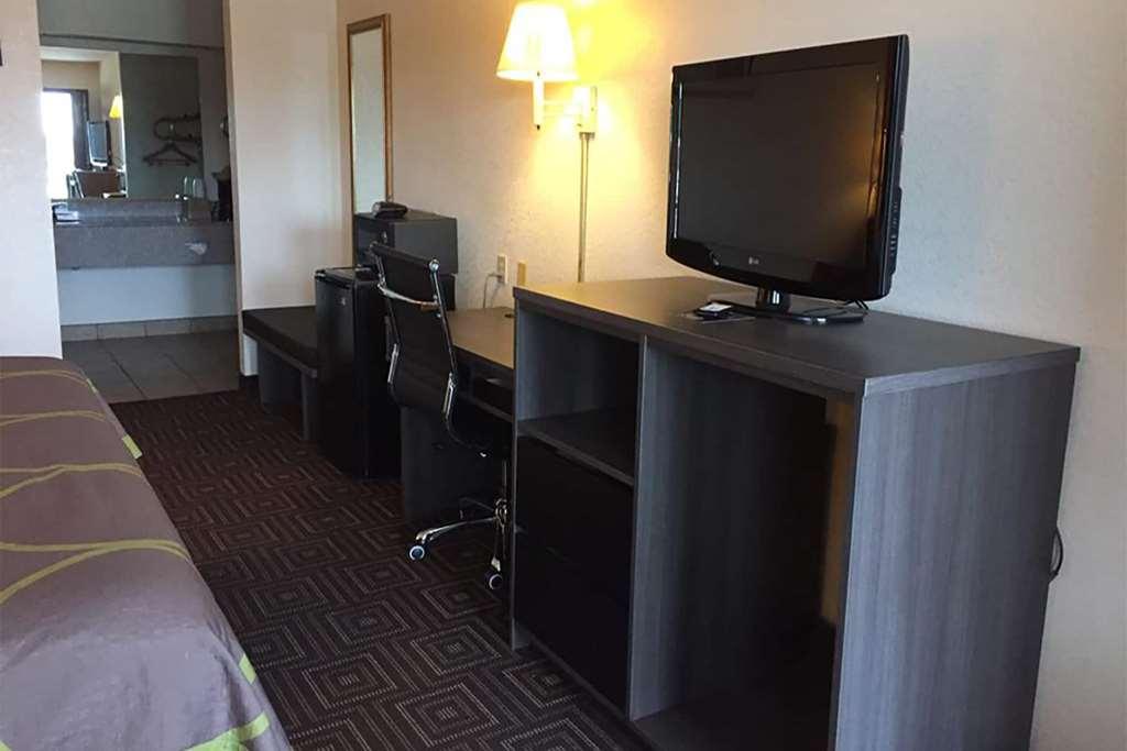 Super 8 By Wyndham Seguin Hotel Room photo