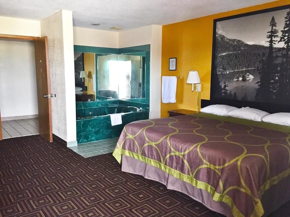 Super 8 By Wyndham Seguin Hotel Exterior photo